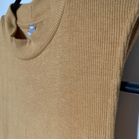 Sleeveless fitted top. - Picture 2 of 2